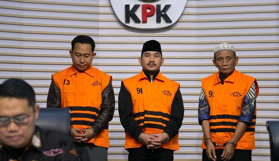 (Dari kiri) SRJ pihak swasta pemberi suap, Bupati Bekasi nonaktif Ade Kuswara Kunang, dan Kades Sukadami sekaligus ayah Bupati, HM Kunang, ditetapkan sebagai tersangka oleh KPK. [Dok. KPK]