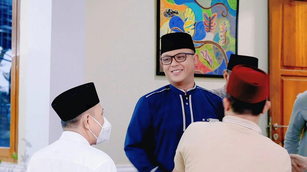 Bupati Lampung Tengah Ardito Wijaya saat menggelar buka puasa bersama di kediaman pribadinya, Minggu (16/3/2025). [Dok. Pemkab Lampung Tengah]