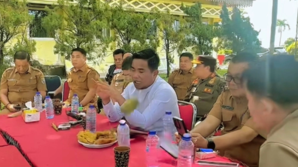Biodata dan Agama Bupati Pelalawan Zukri, Nyaris Ketiban Mangga Saat Rapat Usai Sebut Rp 8 Miliar