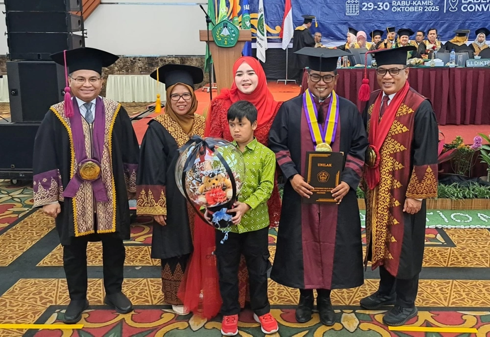 Bupati Pelalawan Zukri saat wisuda S2 dari Universitas Lancang Kuning (Unilak), pada Rabu (29/10/2025). [Dok. Pemkab Pelalawan]