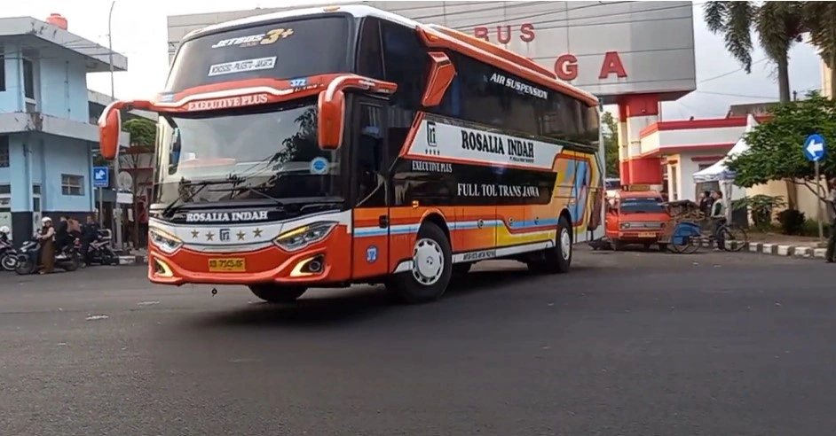 Bus Rosalia Tabrak Truk Gandeng di Kebumen, Sopir Tewas Terlindas Setir