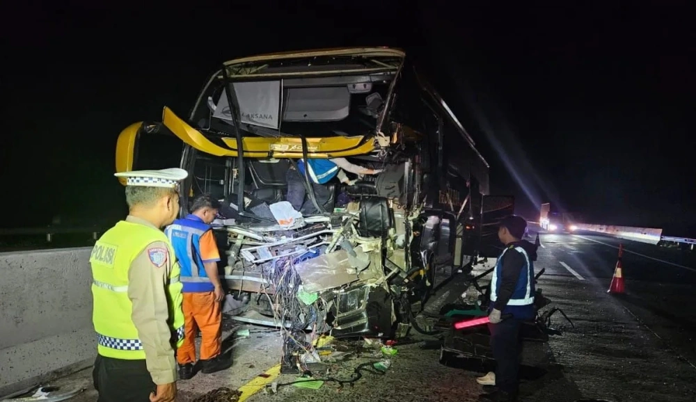 Tabrakan Bus The Sultan Agung vs Truk di Tol Batang, 1 Orang Tewas