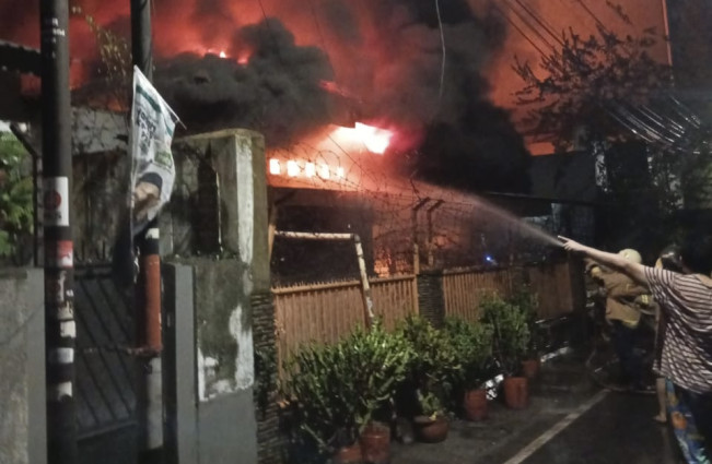 Rumah Gudang Karet Spon di Gunung Sahari Kebakaran, Dua Karyawan Terluka