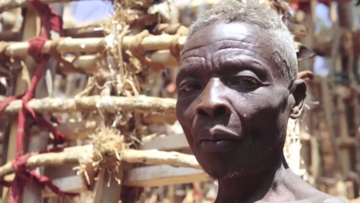 Callixte Nzamwita, pria Rwanda lebih dari 55 tahun mengisolasi diri [Youtube Afrimax]