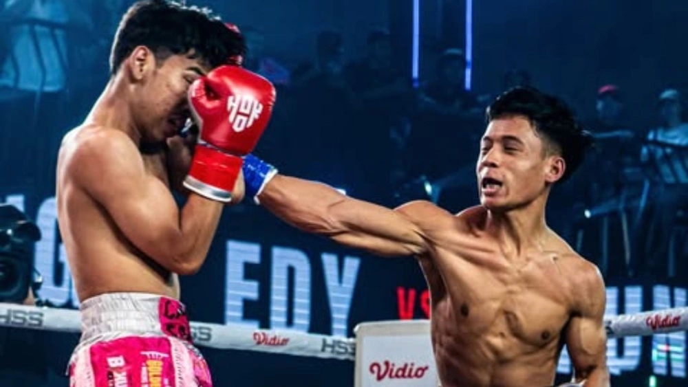 Capung vs Edy Boxing  di ajang Holywings Sport Show (HSS) vs Baku Hantam Series 6, Minggu malam, 9 November 2025. [ig @parispernades_]