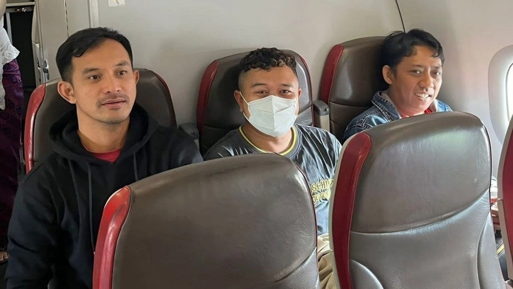 Catur Adi (tengah) diamankan pihak berwajib. [Dittipidnarkoba Bareskrim Polri]