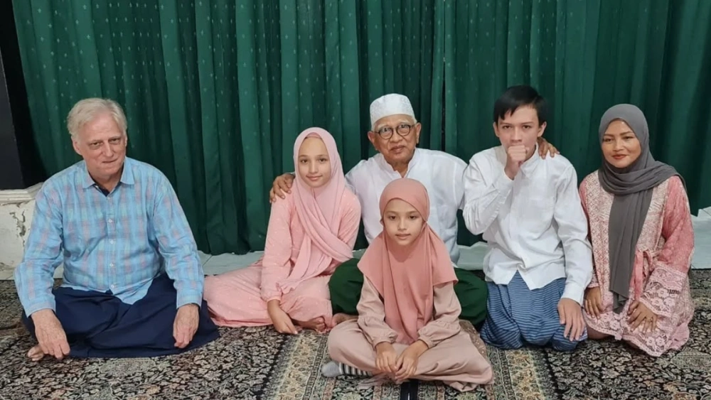 Charles Holland Taylor dan keluarga saat berkunjung ke kediaman ulama kharismatik NU, KH Mustofa Bisri (Gus Mus). [Instagram @s.kakung]