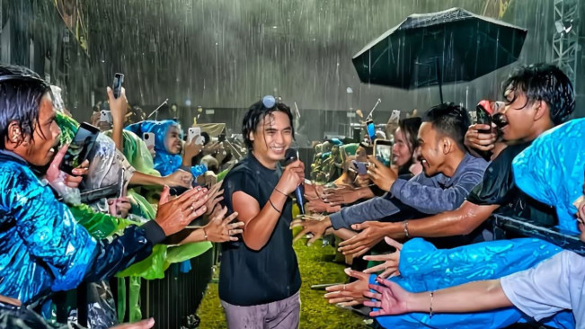 Putar Lagu Charly Van Houten di Cafe? Siap-Siap Dapat Hadiah Menarik Ini