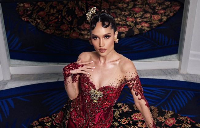 Cinta Laura Hadir di Cannes Film Festival, Anggun Pakai Kebaya Merah Modern