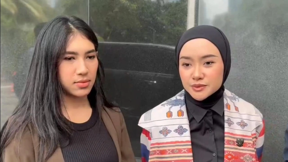 Kehadiran Cita Citata di Polda Metro Jaya sebagai bentuk dukungan dan empati terhadap korban dugaan penganiayaan yang juga seorang temannya. [FTNews/Raka]