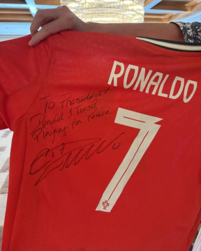 Pesan CR7 pada Donald Trump. (X/@MargoMartin47)