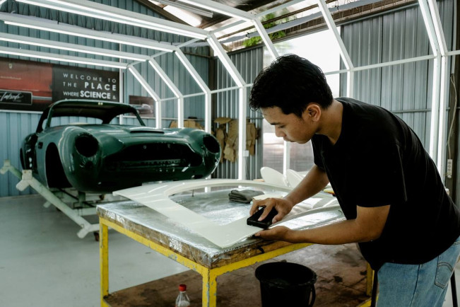 Mobil Klasik Tuksedo Studio Curi Perhatian Sandiaga Uno