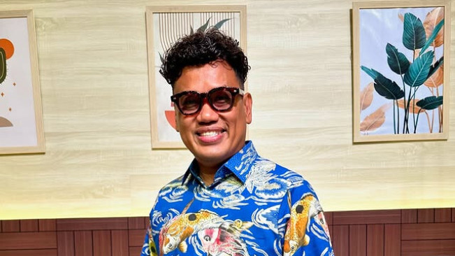 Biodata dan Agama Uya Kuya, Artis Nyentrik yang Kini Jadi Anggota Dewan
