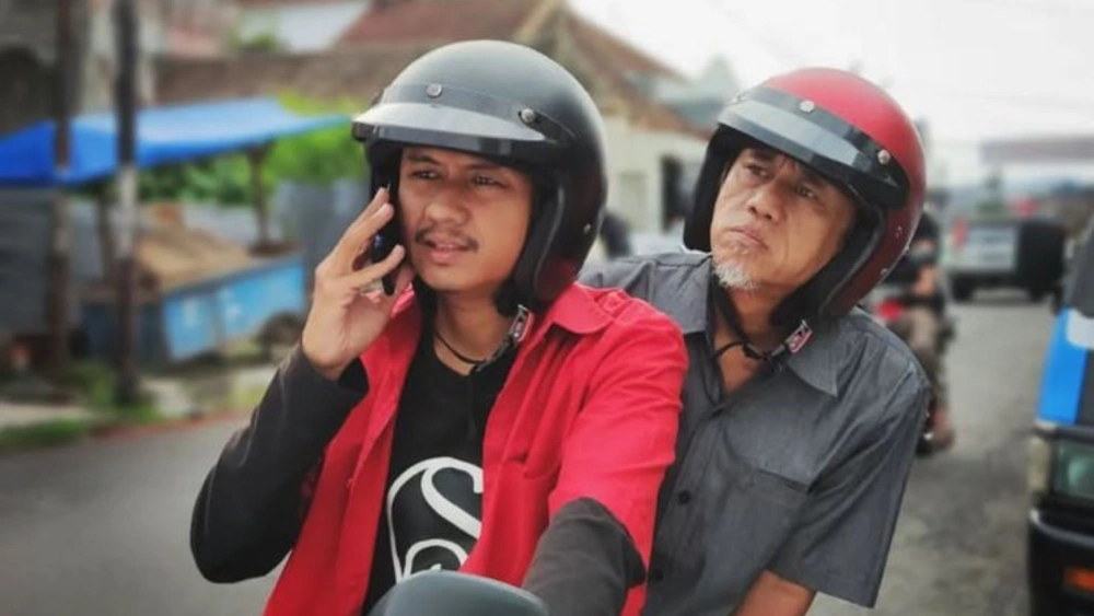 Damar saat beradu akting dengan sang ayah, Epy Kusnandar. [Instagram]