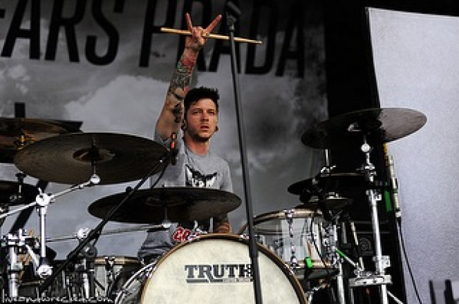 Daniel Williams saat manggung bersama The Devil Wears Prada. (Instagram)