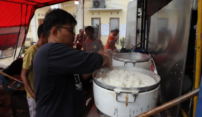 Dapur Umum Kecamatan Palembayan Kabupaten Agam [Foto: BNPB]