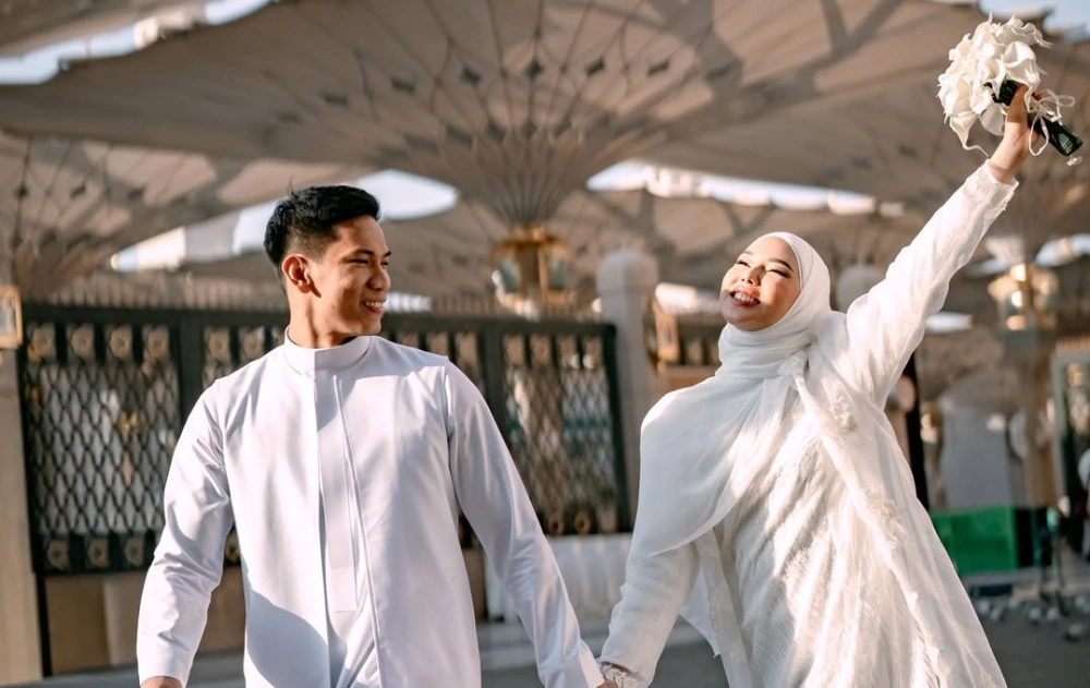Dara Arafah dan Rehan Mubarak melangsungkan akad nikah di Madinah pada 28 November 2025. [Instagram]