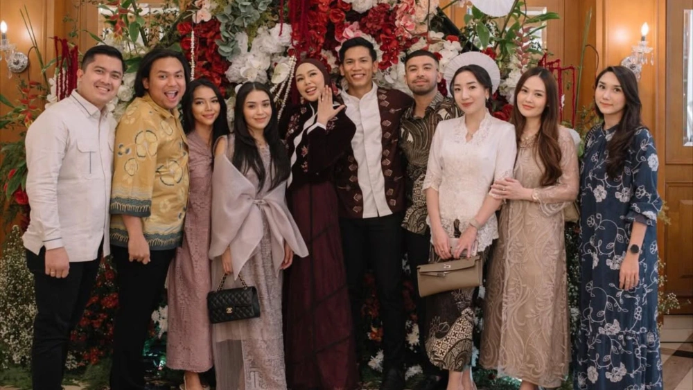 Para sahabat turut hadir menyaksikan kebahagiaan Dara dan Rehan di momen spesial ini. [Instagram]