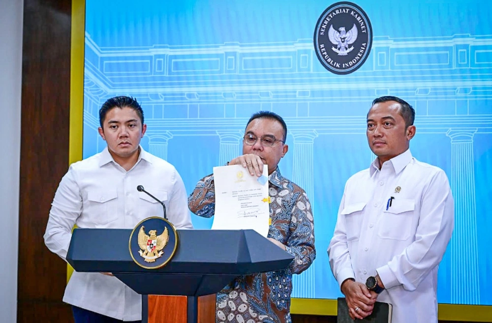 Wakil Ketua DPR Sufmi Dasco Ahmad, Menteri Sekretaris Negara Prasetyo Hadi, dan Sekretaris Kabinet Teddy Indra Wijaya memberikan keterangan pers bersama terkait pemberian rehabilitasi dari Presiden Prabowo Subianto terhadap Ira Puspadewi cs di Istana Kepresidenan Jakarta, pada Selasa, 25 November 2025. [Dok. BPMI Setpres]