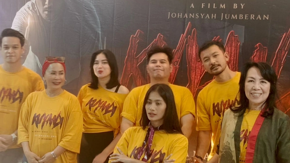 Dayu Wijanto bersama para pemain film Kuyang. [FTNews/Selvianus Kopong Basar]