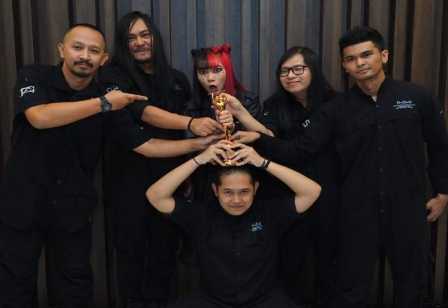 Kolaborasi Isyana Sarasvati dan DeadSquad Raih Piala AMI Awards
