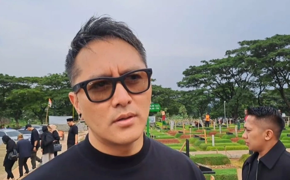 Demian Aditya sengaja memilih berziarah ke makam Gary Iskak di hari ke-7 kepergiannya. [FTNews/Selvianus Kopong Basar]