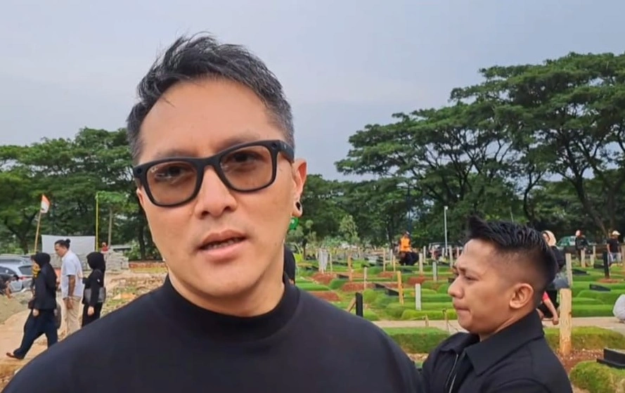 Ziarah ke Makam Gary Iskak, Demian Aditya Kenang Sosok Sang Aktor