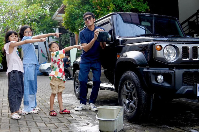 Desta Bersama Ketiga Anaknya yang Biasa Dipanggil Trio Strong (instagram/@desta80s)
