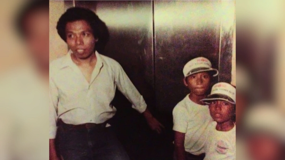 Desta bersama kakaknya saat masih kecil berfoto bersama almarhum Dono. [Instagram @desta80s]