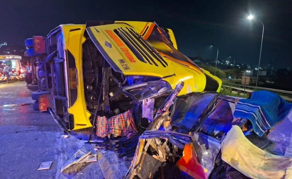 Bus Terguling di Exit Tol Krapyak Semarang, 16 Penumpang Meninggal Dunia