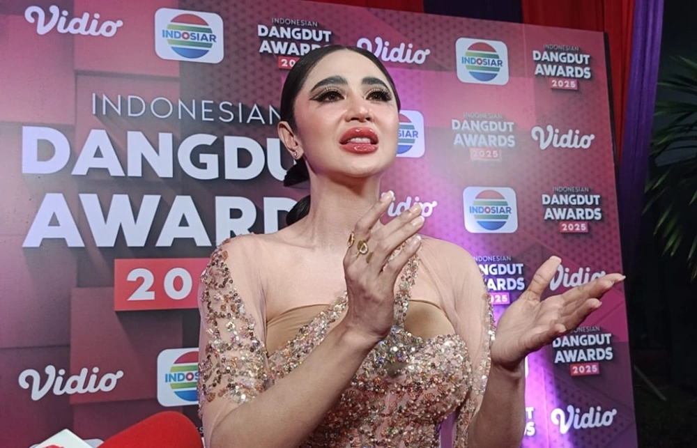 Dewi Perssik mengingatkan para pedangdut baru untuk tidak mudah menyerah dan selalu bersyukur. [FTNews/Raka]