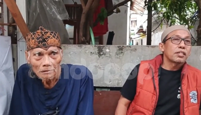 Warga bersama pengurus RT meninjau lokasi rumah ambruk milik Diding Boneng setelah suara runtuhan terdengar hingga ke mushola pada Senin malam. [YouTube Indopop Entertainment]