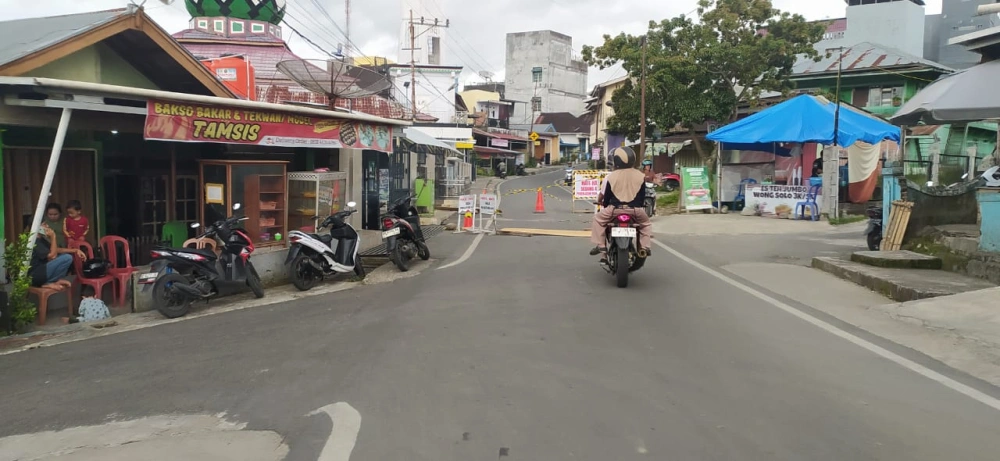 Dilintasi Kendaraan Bertonase Besar Jalan Pemkab Rejang Lebong Terancam Ambruk