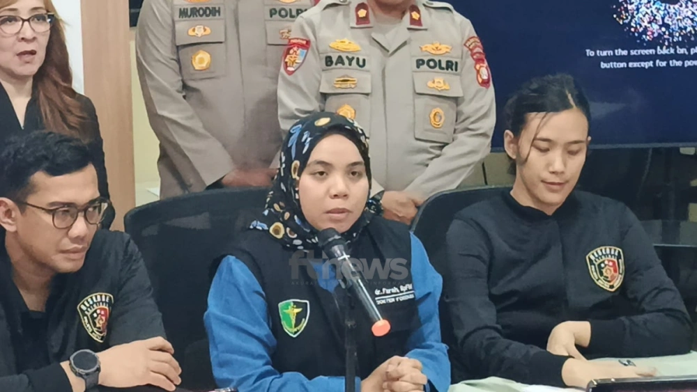 Dokter Farah, tim forensik RS Polri, menjelaskan penyebab kematian pelaku pembunuhan bocah Alvaro di Ruang Konseling Polres Jaksel, Senin (24/11/2025). [FTNews.co.id/Selvianus Kopong Basar]