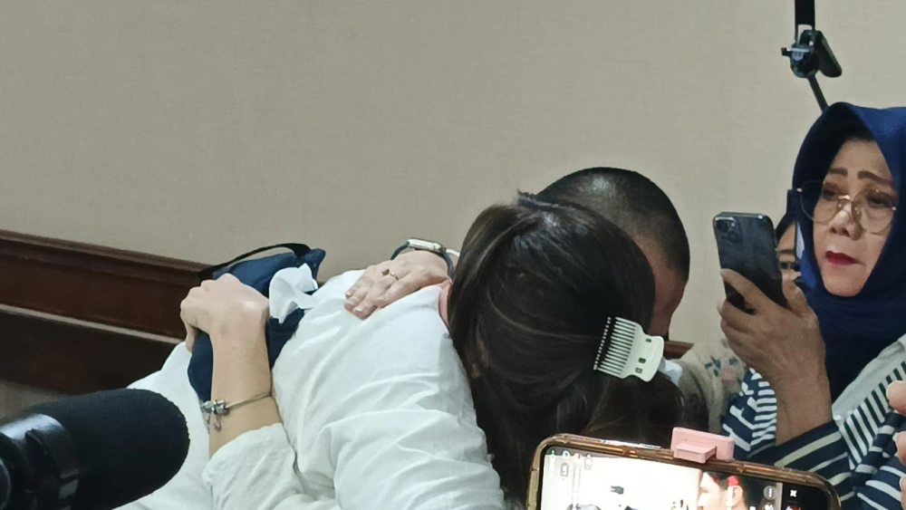 Dokter Kamelia memeluk hangat sang kekasih, Ammar Zoni sebelum menjalani sidang. [FTNews/ Selvianus Kopong Basar