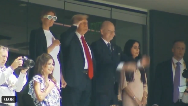 Viral Gaya Donald Trump saat Lagu Kebangsaan Dinyanyikan di Final Piala Dunia Antarklub