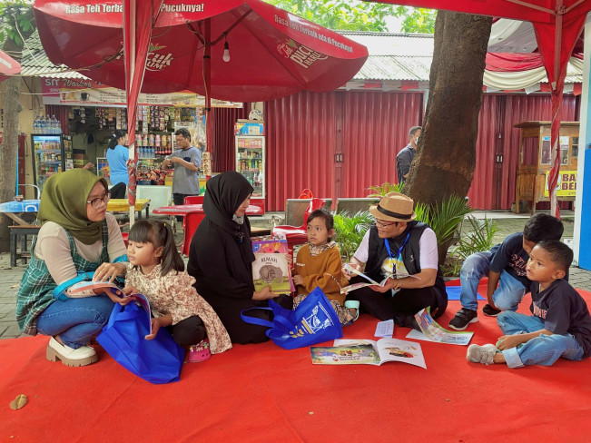 Krisis Budaya Literasi, Kemendikbudristek Bagikan Buku Gratis ke Pemudik