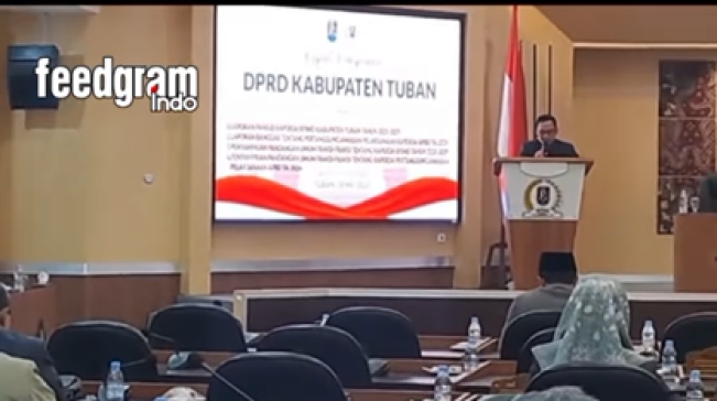 Tangkapan layar anggota DPRD Tuban Munir hisap vape saat sidang. (Instagram @feedgramindo)