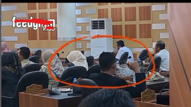 Tangkapan layar anggota DPRD Tuban Munir hisap vape saat sidang. (Instagram @feedgramindo)