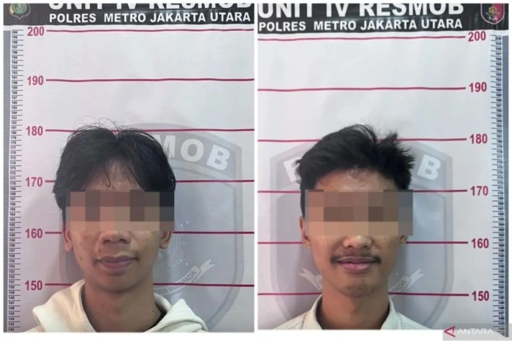 Dua pelaku pengeroyokan di Koja, Jakarta Utara, ditangkap polisi pada Jumat (5/12/2025). [Dok. Polisi]