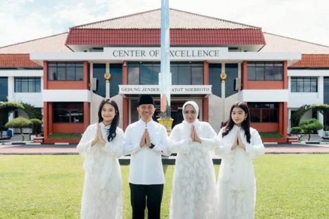 Mayjen Edwin Adrian Sumantha dan keluarga. (Instagram @edwin.sumantha)