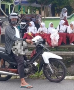 Potongan video aksi eksibisionis pria di depan anak-anak. (Instagram)