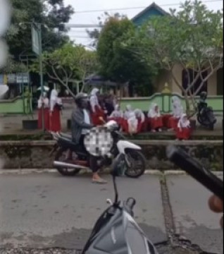 Potongan video aksi eksibisionis pria di depan anak-anak. (Instagram)