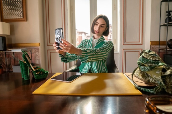 Deretan First Look Season ke-5 Emily in Paris, Petualangan Baru Lily Collins di Venice