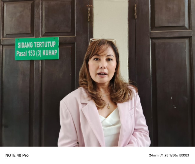 Emma Waroka minta keadilan untuk Nikita Mirzani (12/6) [Selvianus Kopong Basar]
