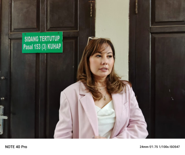 Emma Waroka minta keadilan untuk Nikita Mirzani (12/6) [Selvianus Kopong Basar]