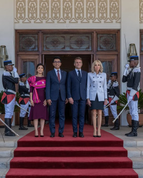Presiden Prancis Emmanuel Macron dan istrinya Brigitte Macron. (Instagram @emmanuelmacron)