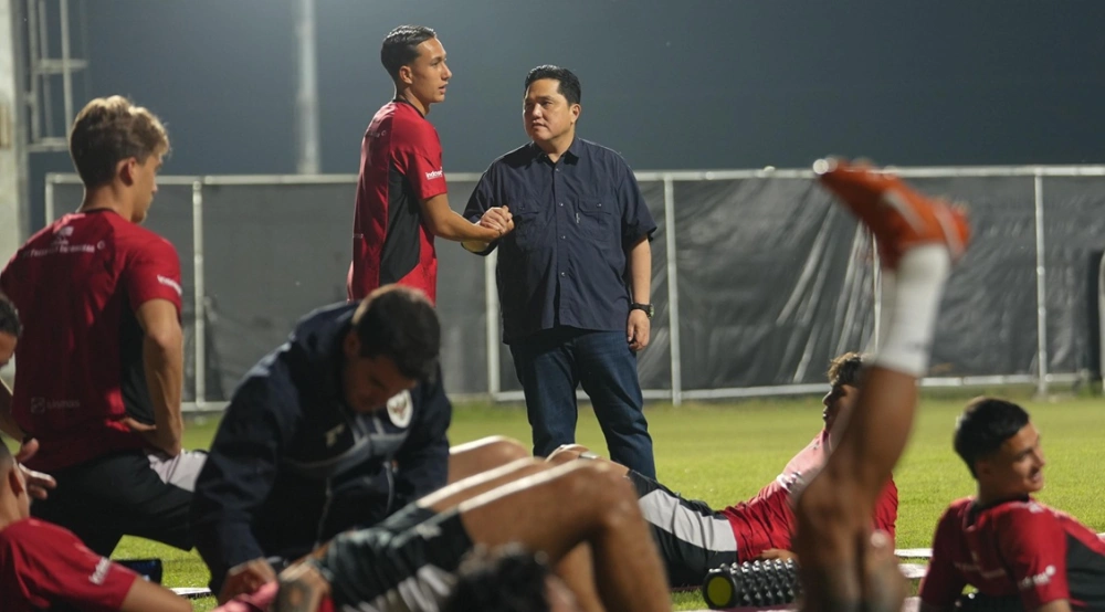 Erick Thohir bersalaman dengan Miliano Jonathans saat memantau latiihan Timnas Indonesia. [Dok. PSSI]