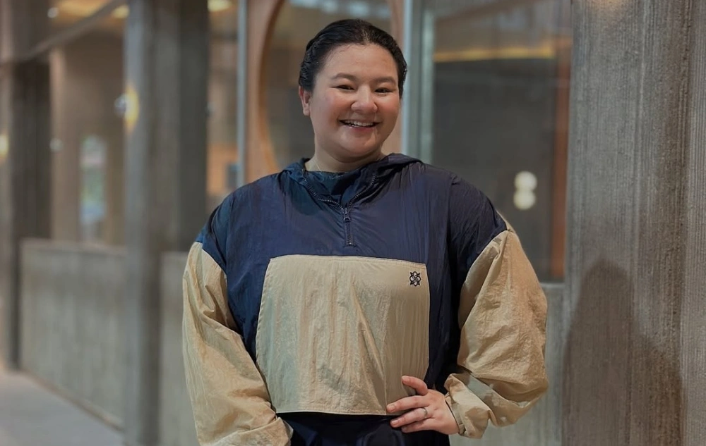 Ketika sedang hujan dan air laut pasang, Eriska Rein terpaksa mengungsi sebentar. [Instagram]