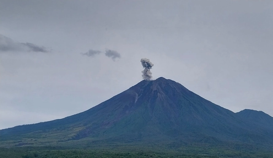 Erupsi Gunung Semeru pada hari Rabu, 19 November 2025, pukul 06:05 WIB. [Dok. PVMBG]